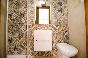 瓦莱塔Valletta Republic Suite的一间带卫生间和镜子的浴室