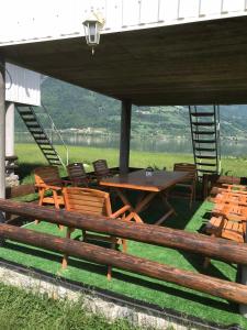 普拉夫Begov kamp, Plav的一个带湖泊的凉亭下的野餐桌椅