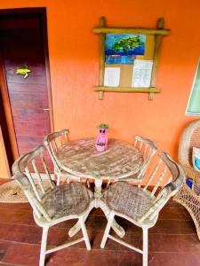 费尔南多 - 迪诺罗尼亚Casa Da Didda的一张桌子,上面有两把椅子和一个花瓶