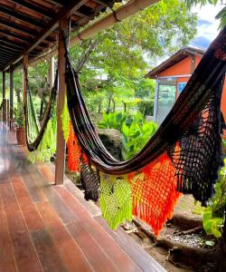 费尔南多 - 迪诺罗尼亚Casa Da Didda的花园内一座建筑物的吊床