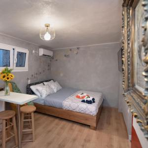 雅典Cozy tiny apartment in the heart of Plaka的一间小卧室,配有一张床和一张桌子