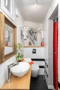 雅典Cozy tiny apartment in the heart of Plaka的一间带水槽和卫生间的浴室