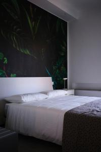 加拉蒂纳Casa Dante的一间卧室配有一张大床,墙上挂着一幅大画