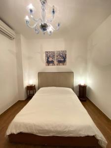 比通托La Casita的一间卧室配有一张大床和一个吊灯。