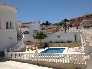 克萨达城Casa di Paddy的一座别墅,设有游泳池和白色的围栏