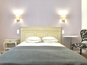 Pierrefontaine-les-VaransHôtel D’Artiste的一间卧室配有一张大床和两个枕头