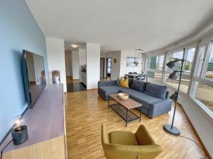 楚格ARISER - Zug Central Business Apartment的客厅配有沙发和桌椅