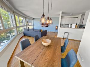 楚格ARISER - Zug Central Business Apartment的用餐室以及带木桌和椅子的客厅。