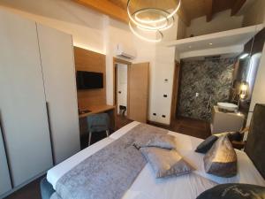 利莫内-苏尔加达Sibenbras Natural Aparthotel的卧室配有一张带枕头的大型白色床。