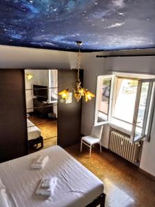 安佐拉德莱米拉Affittacamere di Andrea Bertolino Anzola dell'Emilia的一间卧室设有一张床和星空天花板