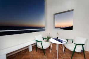 德朗西斯Apartment Croatia Art的客房设有桌椅和窗户。