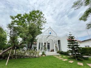 Kaeng KhoiMe and Tree Villa的绿色庭院的白色房子