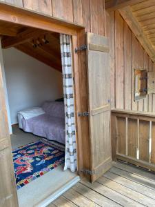 雷根Ferienhaus im Waldferiendorf Regen的一间小卧室,卧室内配有一张床铺,卧室拥有木墙