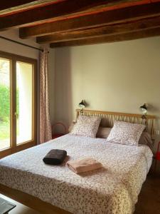 Saint-Martin-sur-OcreGîte entre Loire et Campagne的一间卧室配有一张床,上面有两条毛巾
