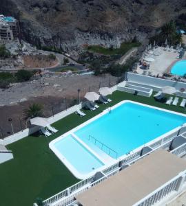 阿马多雷斯1600 Ocean Walk的享有带绿草的游泳池的顶部景致