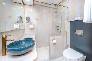 马累Marukab Plaza的一间带蓝色碗水槽和卫生间的浴室