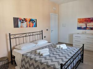 加利波利B&b tra scirocco e tramontana的一间卧室配有一张床,上面有两条毛巾