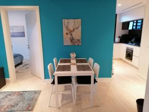 亚喀巴Blue Diamond Ayla - Restricted to Family stays的一间配备有白色桌椅的用餐室
