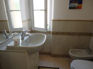 圣特罗佩Villa Playa del Sol - B2的一间带水槽和卫生间的浴室