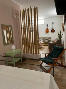 斯佩基亚Tavernetta Open space的客厅配有绿色椅子和沙发