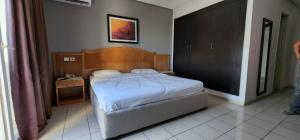乐摩纳哥酒店和海水浴客房内的一张或多张床位