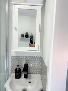 赫尔斯顿Cosy retreat in beautiful Cornwall的浴室设有水槽和镜子