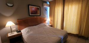 乐摩纳哥酒店和海水浴客房内的一张或多张床位