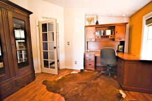 MancosSunny Southwest Cottage的办公室,办公室里配有桌子和椅子