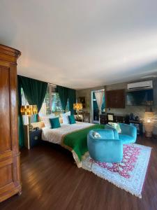 里韦拉布拉瓦达兹卡瑞泽73号别墅的一间大卧室,配有一张床和一张蓝色的沙发