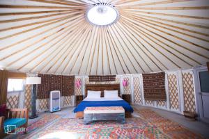 GulmitRoomy Yurts, Gulmit Hunza的帐篷内一间卧室,配有一张床