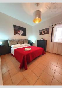 玛格丽塔萨沃亚Residence House Beach - Apartment的一间卧室配有一张带红色毯子的床