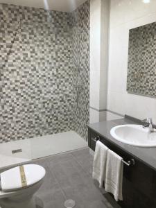 科尔库维翁阿兹霍腾希尔斯酒店的浴室配有盥洗盆、卫生间和浴缸。