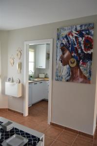 诺沃桑克蒂佩特里Bonito apartamento con jardín privado en Novo的厨房墙上挂着一幅女人的画