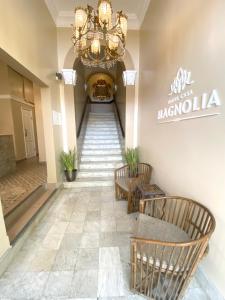 巴拿马城白玉兰酒店的走廊设有楼梯、椅子和吊灯