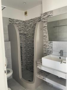 伊奥斯乔拉Country House Apartments的白色的浴室设有水槽和镜子