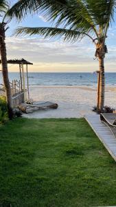 普雷亚Piticcaia Lodge - Casa pé na areia, Frente mar - PREÁ的享有棕榈树海滩和大海的景色