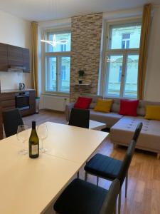 布拉格Designed apartment next to Vaclav square with terrace and private garage的客厅配有沙发和带酒杯的桌子