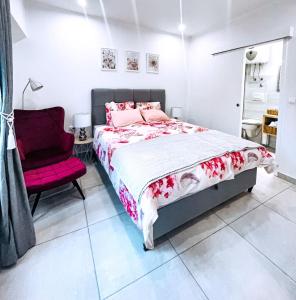 科尔丘拉Korkyra Harbour Rooms的一间卧室配有一张床和一张红色椅子