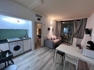 阿德耶Luxury Apartment with pool view的带沙发和桌子的客厅以及厨房。