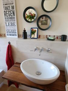 BrackenheimCasa del Norte的浴室设有白色水槽和镜子