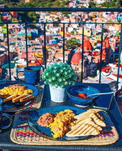 瓜纳华托Casa Rofo的一张带餐盘的桌子,享有城市美景