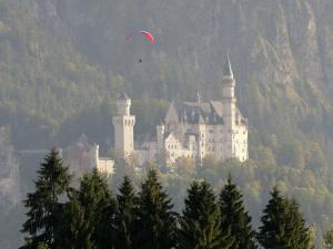 福森豪斯伊利斯酒店的风筝飞过山上的城堡