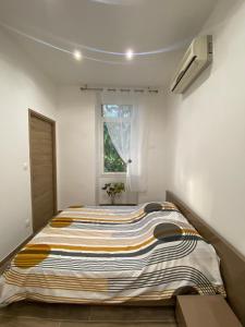 马赛Appartement chic plage des Catalans的白色客房的一张大床,设有窗户