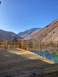 Monte GrandeCasa Almendro的山水泳池上的木板路