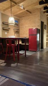 Monte GrandeCasa Almendro的厨房配有桌子和红色冰箱