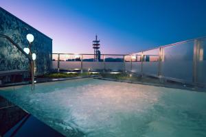 高崎Hotel Grand View Takasaki的建筑物屋顶上的游泳池