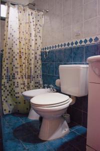 本塔纳山村Posada Campo adentro的浴室配有卫生间、盥洗盆和淋浴。