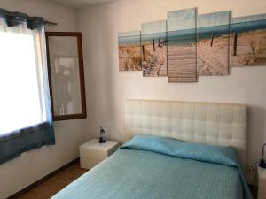 卡波利韦里Case dei limoni sul mare的一间卧室配有一张床,并画了一座码头