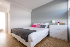 阿托吉亚达巴莱亚CASASUPERTUBOS® Villa 9 & Apart 1-8的卧室配有白色的床和白色梳妆台