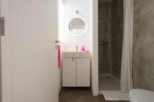 阿托吉亚达巴莱亚CASASUPERTUBOS® Villa 9 & Apart 1-8的白色的浴室设有水槽和镜子